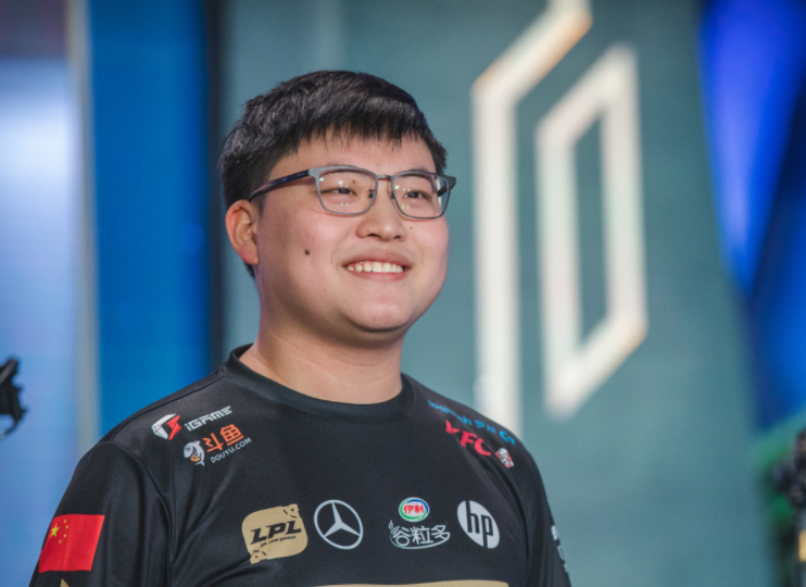 关于Uzi重返赛场，比赛规则变更首场状态出色，SKT观众沸腾！比赛高潮迭起的信息