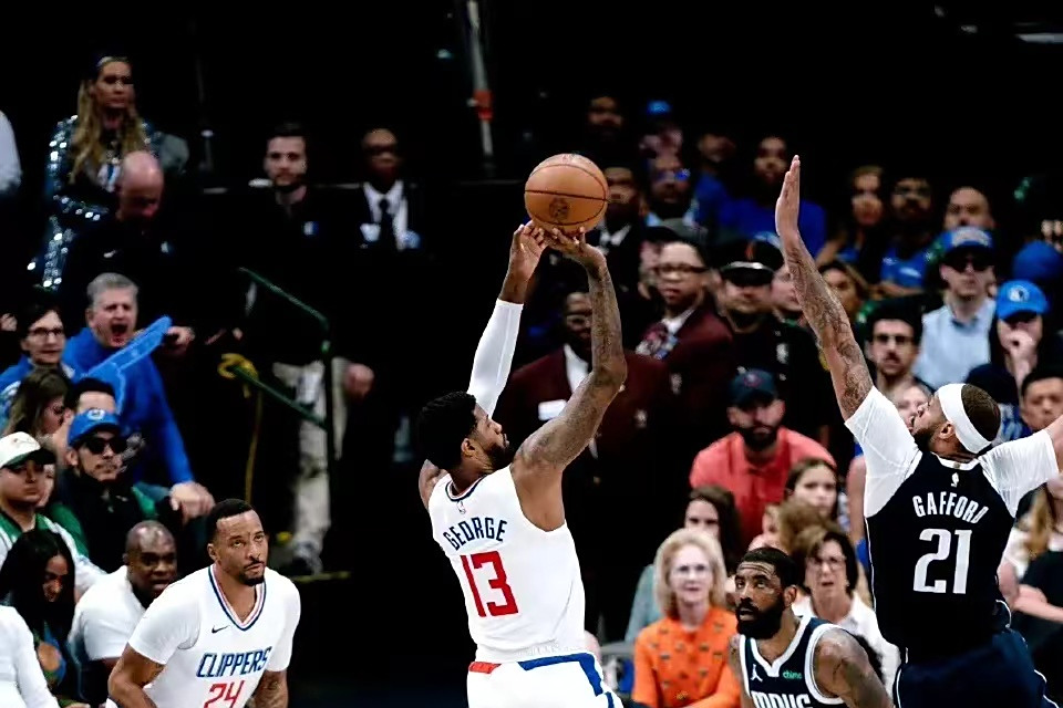 独行侠带队取胜！，莎拉波娃重要时刻出色发挥赛场气氛高涨的简单介绍