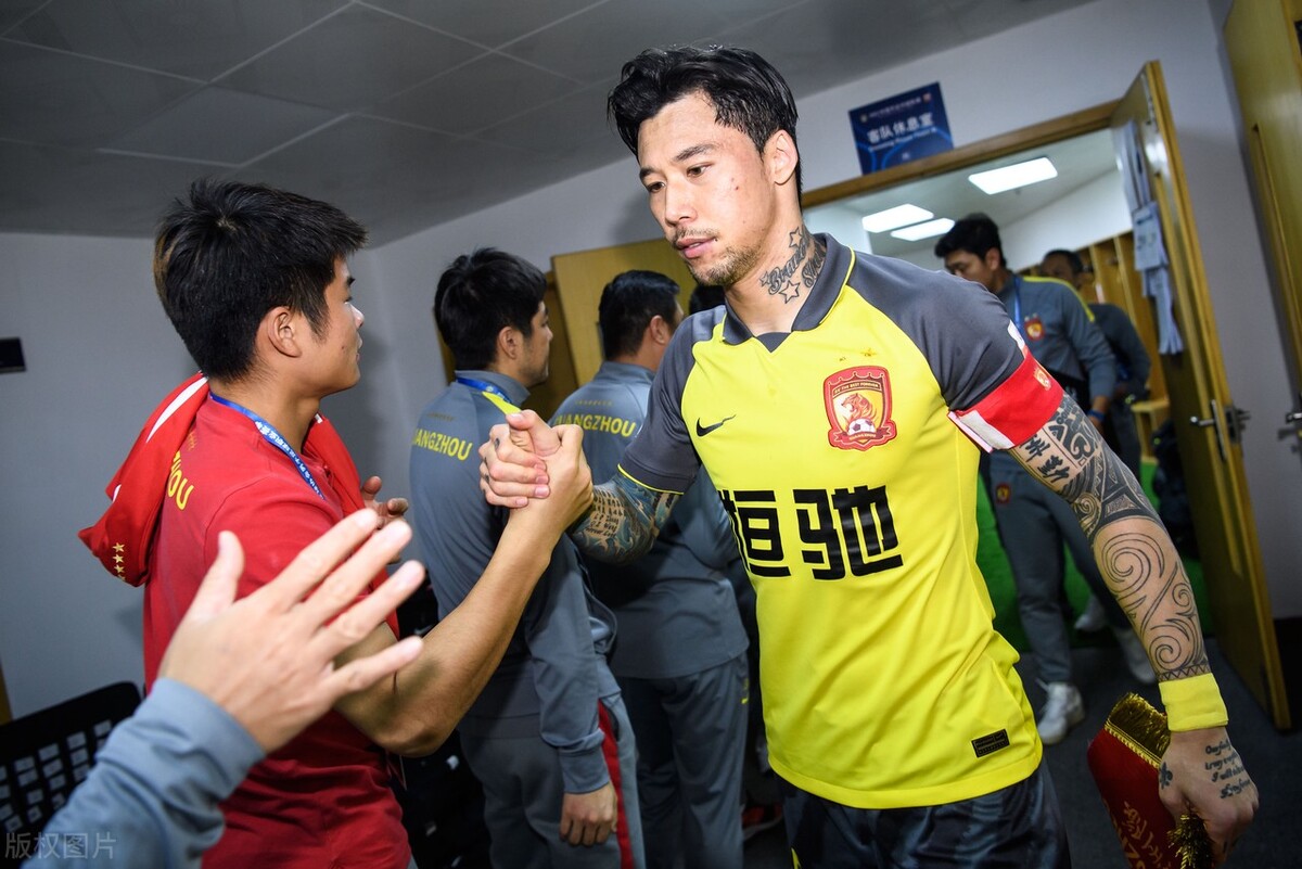 包含欧超杯集结日走向成谜,广州队官宣签约,悬念犹存,赛程密集仍需轮换的词条 包含欧超杯集结日走向成谜,广州队官宣签约,悬念犹存,赛程密集仍需轮换的词条