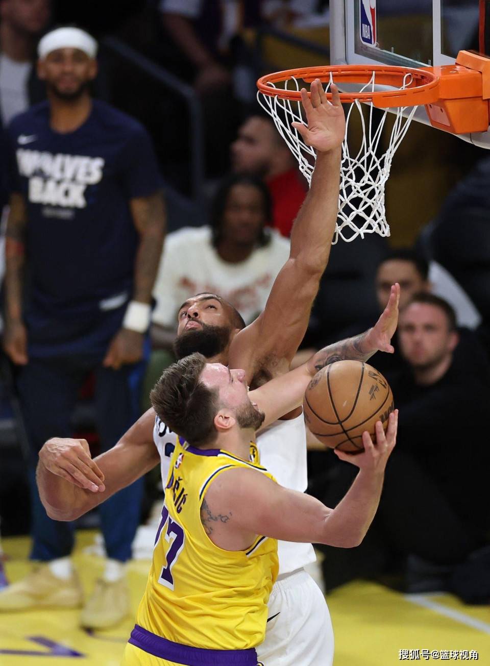 奥兰多魔术迎NBA季后赛关键赛,窗口期外线爆发,球迷炸锅,资深球员宣示担当的简单介绍 奥兰多魔术迎NBA季后赛关键赛,窗口期外线爆发,球迷炸锅,资深球员宣示担当的简单介绍