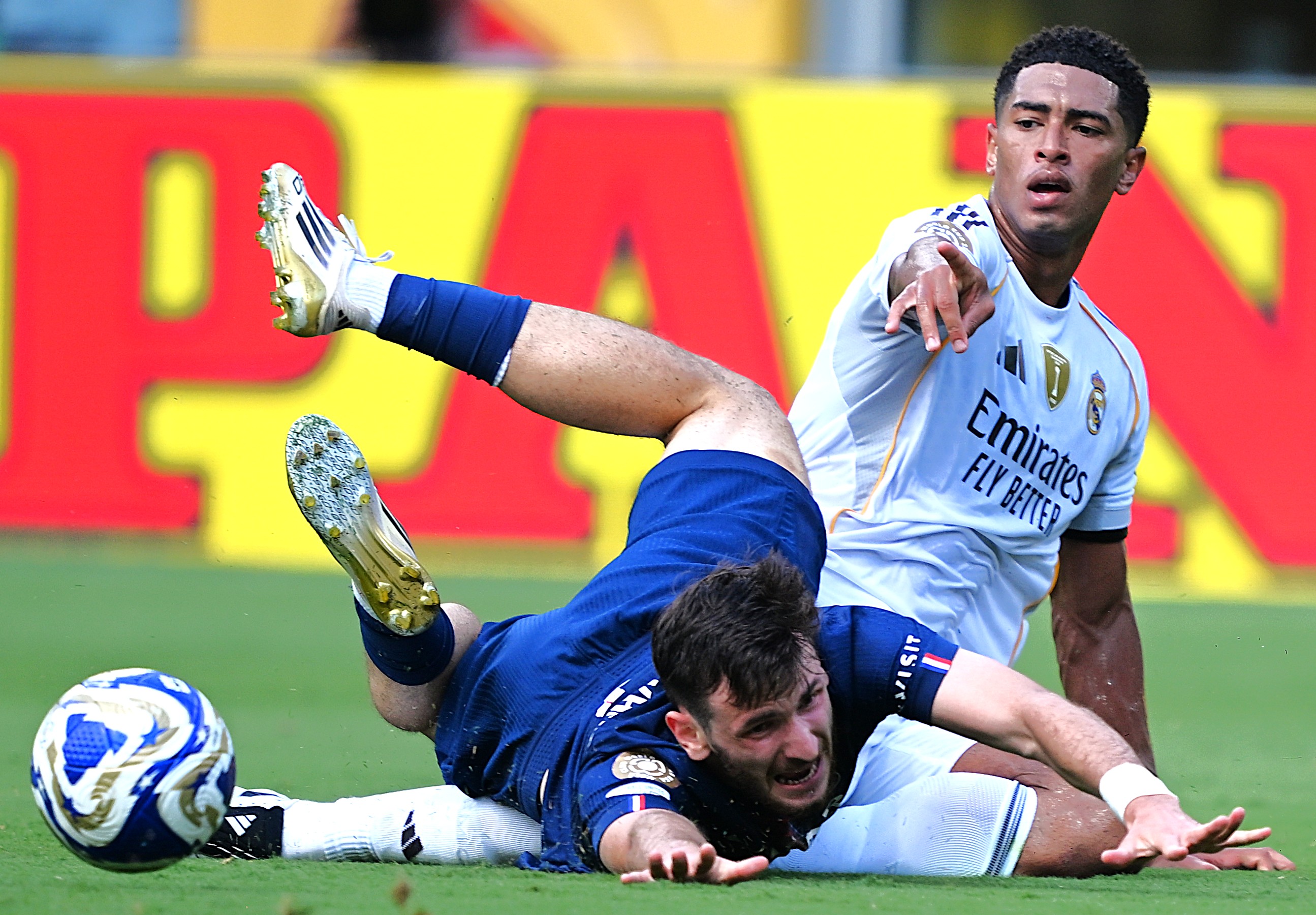 包含巴黎圣日耳曼训练开放日，冲刺阶段再遭质疑引欢呼，CBA季后赛在即，阵容厚度经受考验的词条